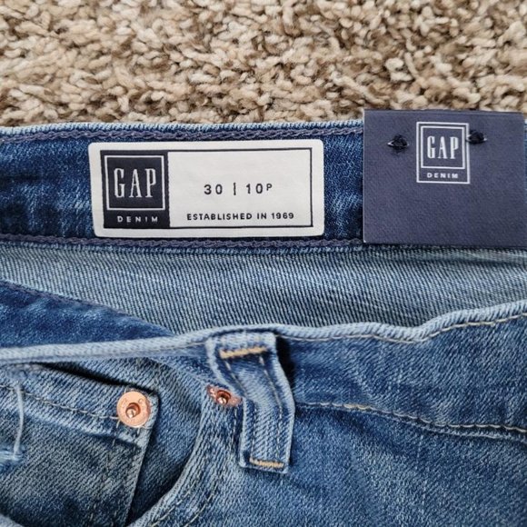 Gap Mid Rise Relaxed Distress Denim Bermuda Short - Picture 3 of 4